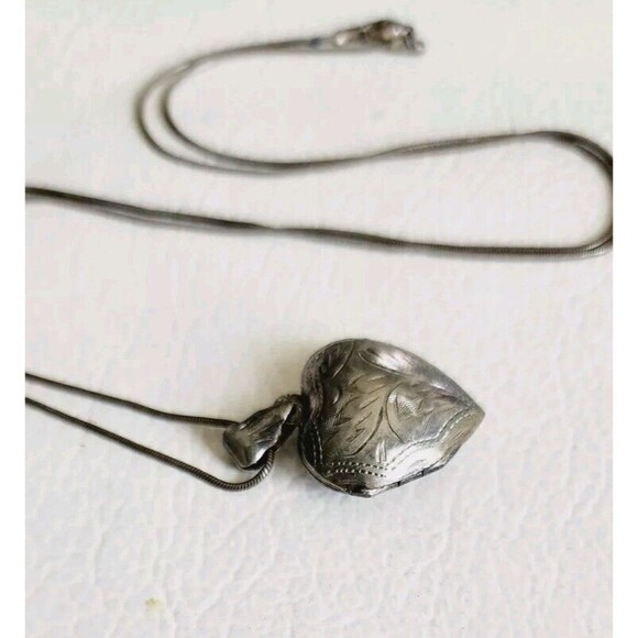 Vintage Sterling Silver Engraved 1.25 Inch Heart Locket 8.25g - Picture 5 of 7
